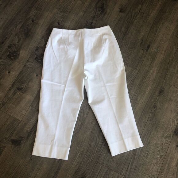 Chico’s white Capri pants - Picture 3 of 4